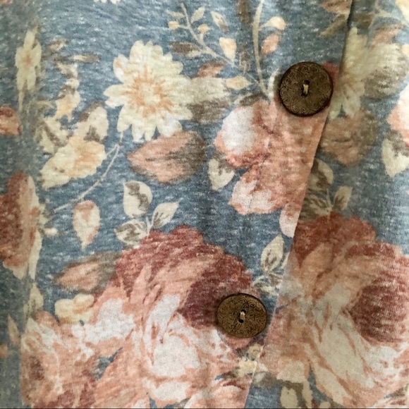 Asymmetrical floral blouse - Picture 3 of 3